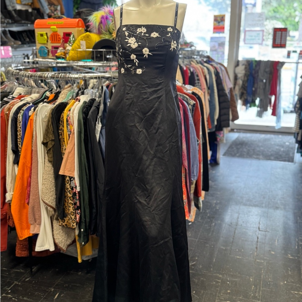 Morgan and Co. Elegant Black Spaghetti Strap Sleeveless Gown